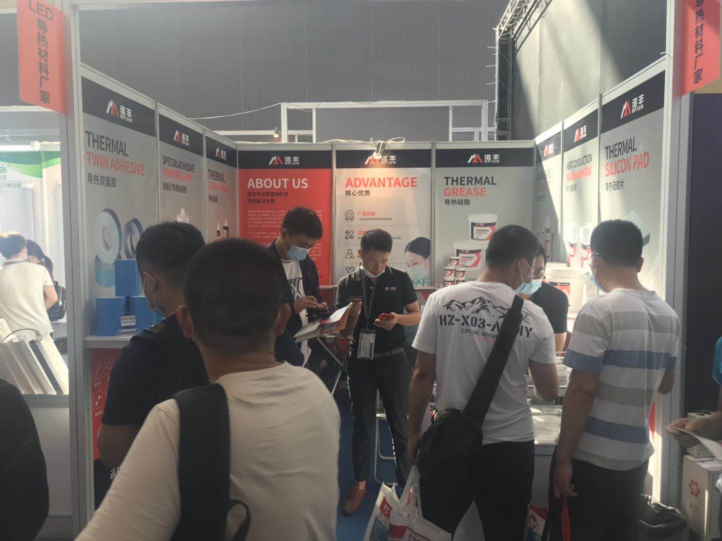 光亚展期间,客户在诺丰展厅寻找目标导热材料 光亚展期间,客户在诺丰展厅寻找目标导热材料