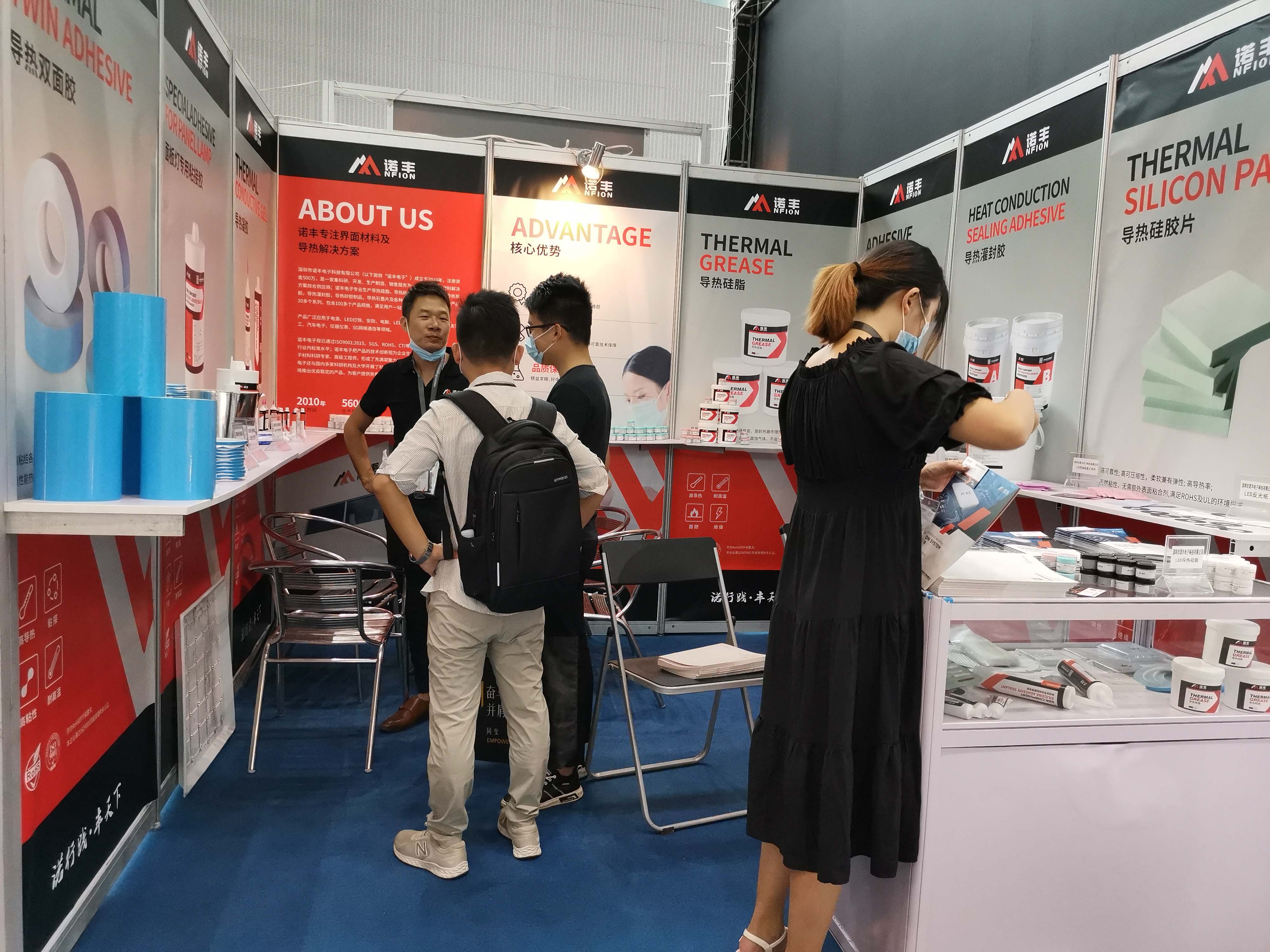 2020光亚展,诺丰工作人员接待客户 2020光亚展,诺丰工作人员接待客户